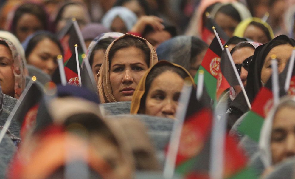 Afghanska kvinnor under ett kampanjmöte till stöd för landets sittande president Ashraf Ghani som hoppas bli omvald i slutet av september.