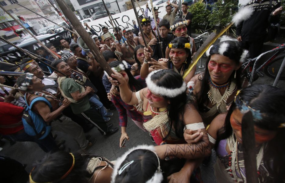 Ursprungsbefolkningen Waorani i samband med en tidigare protest där de krävt ökat stöd för att bekämpa de bränder som härjar i Bolivia.