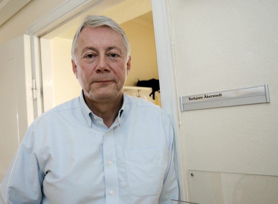 Professor Torbjörn Åkerstedt tycker att huvudresultatet i hans forskning, att äldre sover mindre men blir piggare, är en trevlig paradox.
