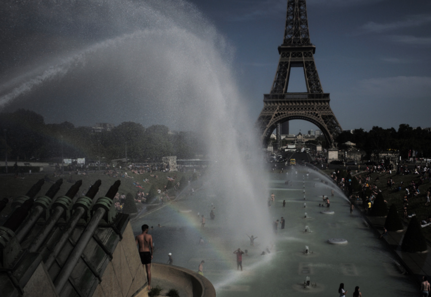 Foto: Lewis Joly/AP/TTInvånare i Frankrikes huvudstad Paris svalkar sig i fontänerna vid Trocadéro i närheten av Eiffeltornet.