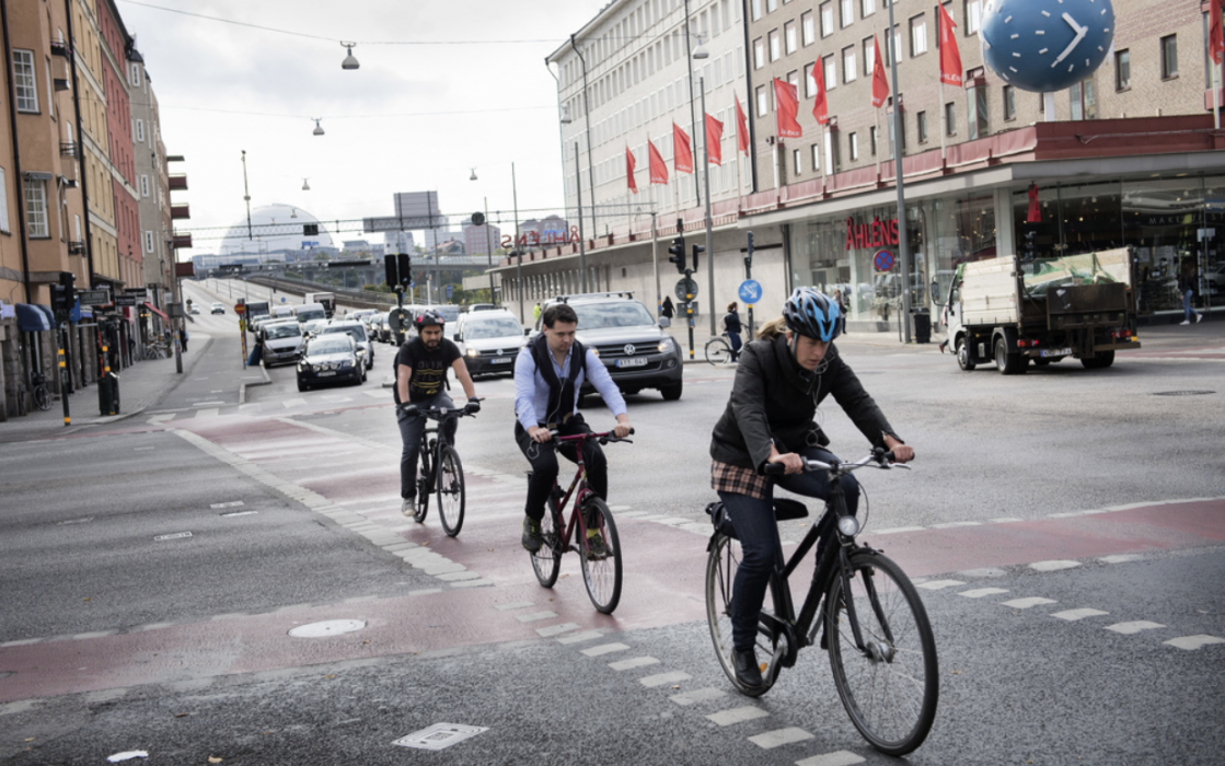 Cyklister och gångtrafikanter i Stockholm har en ökad risk att dö i förtid på grund av avgaserna de inandas, enligt en studie.