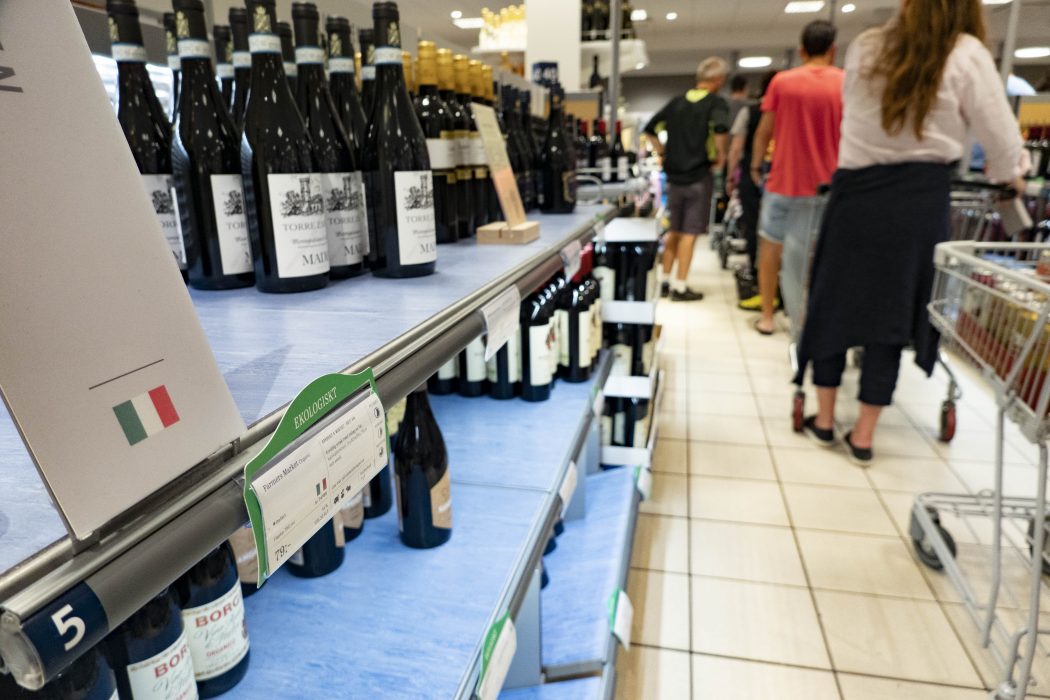 Att alkoholförsäljningen var lika hög som förra året förklarar Systembolaget med att sommaren i år också var varm.