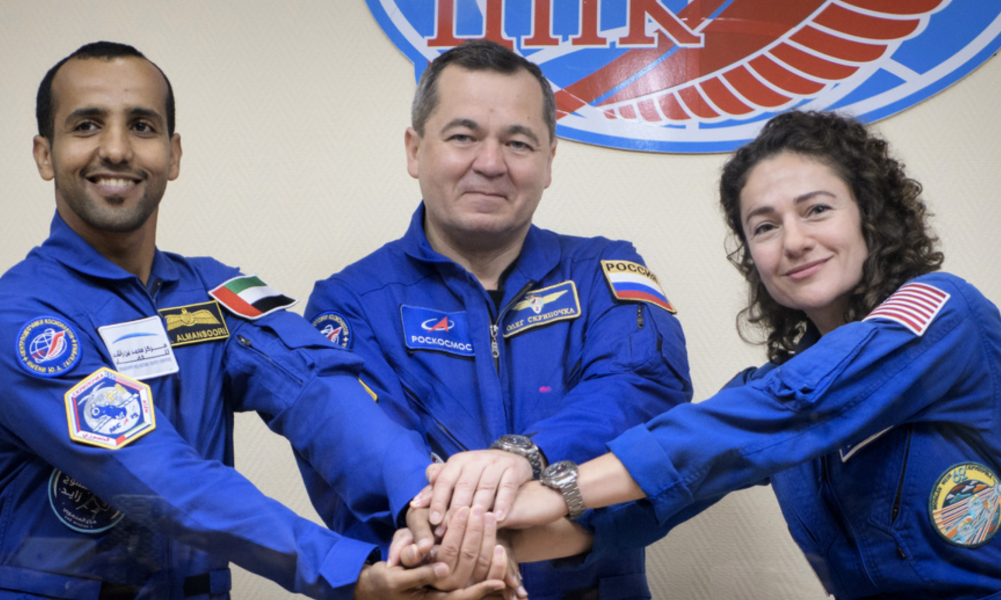 Foto: Bill Ingalls/Nasa/AP/TTTrion som åkte upp till ISS på onsdagen: Hazzaa Ali al-Mansoori, Oleg Skripotjka och Jessica Meir.