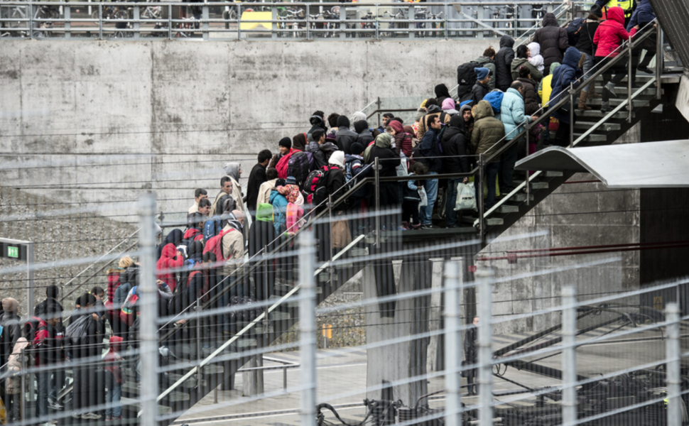 Polis övervakar kön av ankommande flyktingar i snålblåsten vid Hyllie station utanför Malmö i november 2015, på toppen av flyktingvågen.