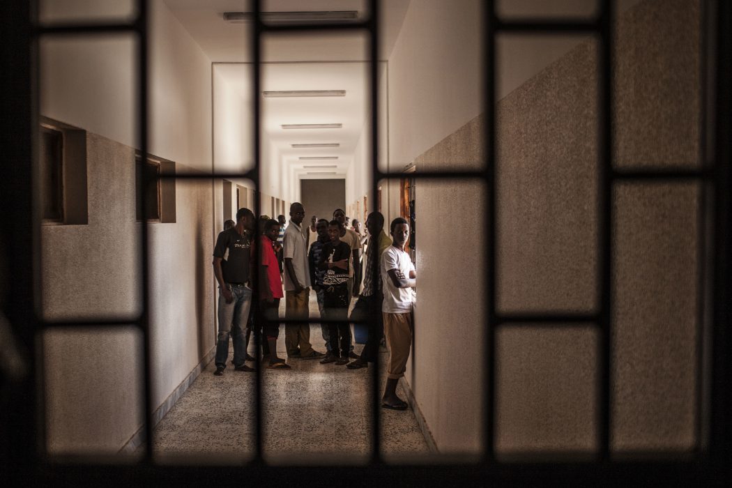 Migranter vid ett förvar utanför den libyska staden Misrata.