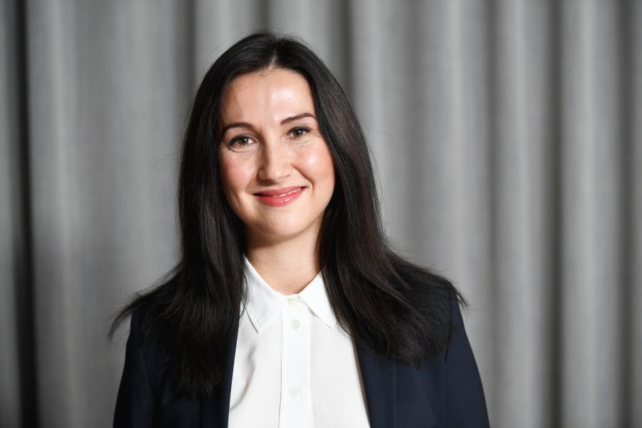 Aida Hadzialic kommer tillbaka till politiken, nu som oppositionslandstingsråd i Stockholm.