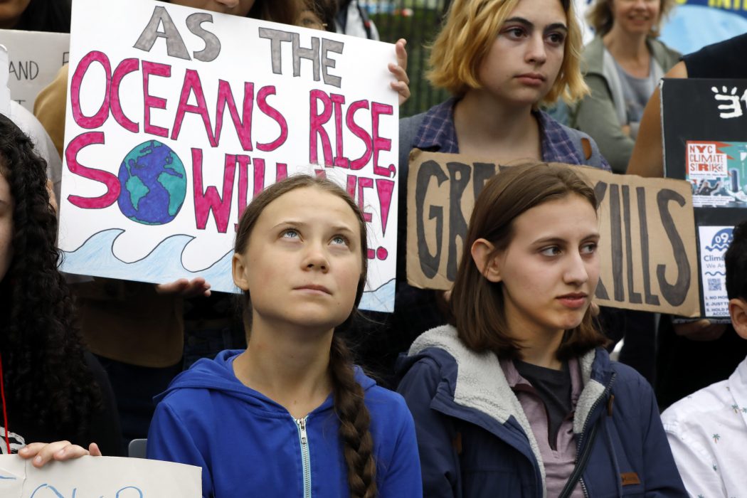 Greta Thunberg vid en demonstration utanför FN-högkvarteret i New York.