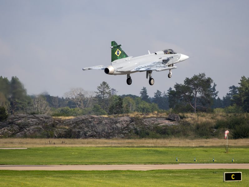 Det första exemplaret av Jas-planet Gripen E lämnades över till Brasilien i tisdags under en ceremoni i Linköping.