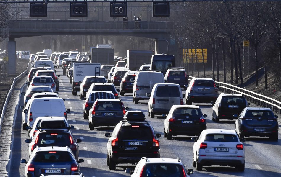 Vägtrafiken är en av de största källorna till växthusgaser i Sverige.