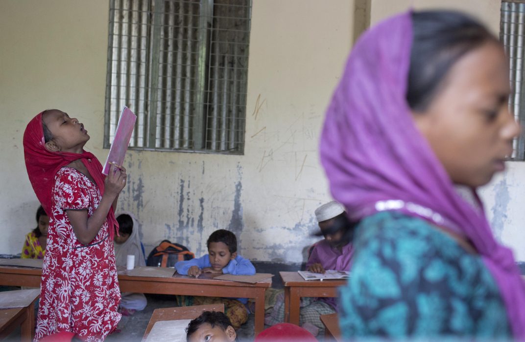 Regeringen i Bangladesh planerar att börja dela ut gratis bindor på landsbygden för att hindra att flickor stannar hemma under mensen.
