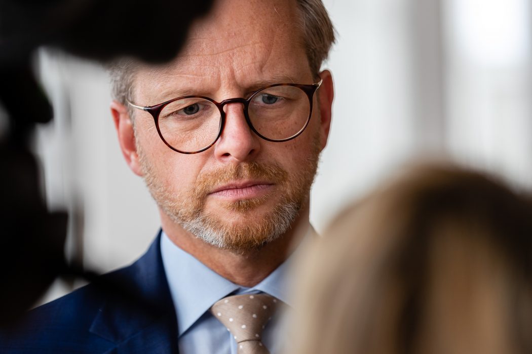 Inrikesminister Mikael Damberg (S) har bjudit in alla partier utom SD till samtal om hur gängvåldet ska stoppas.