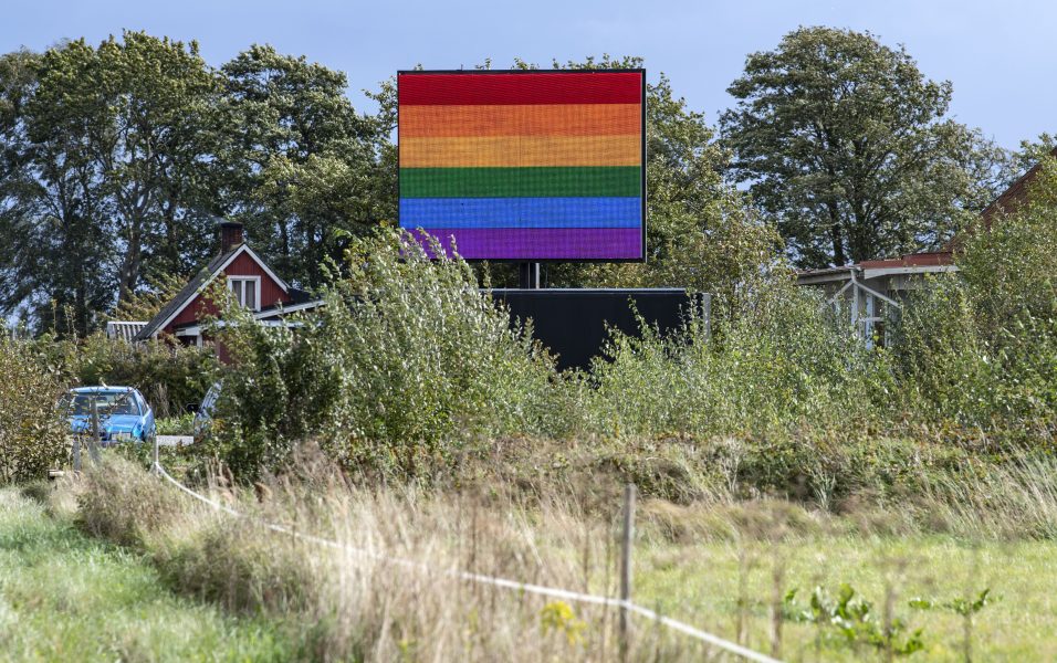 Under veckan har företag reagerat på Sölvesborgs flaggpolicy genom att visa pridefärgerna på digitala reklamskyltar.