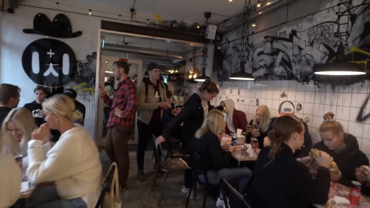 Gustav Johansson, i rutig skjorta, bjuder gymnasieelever i Luleå på veganburgare.