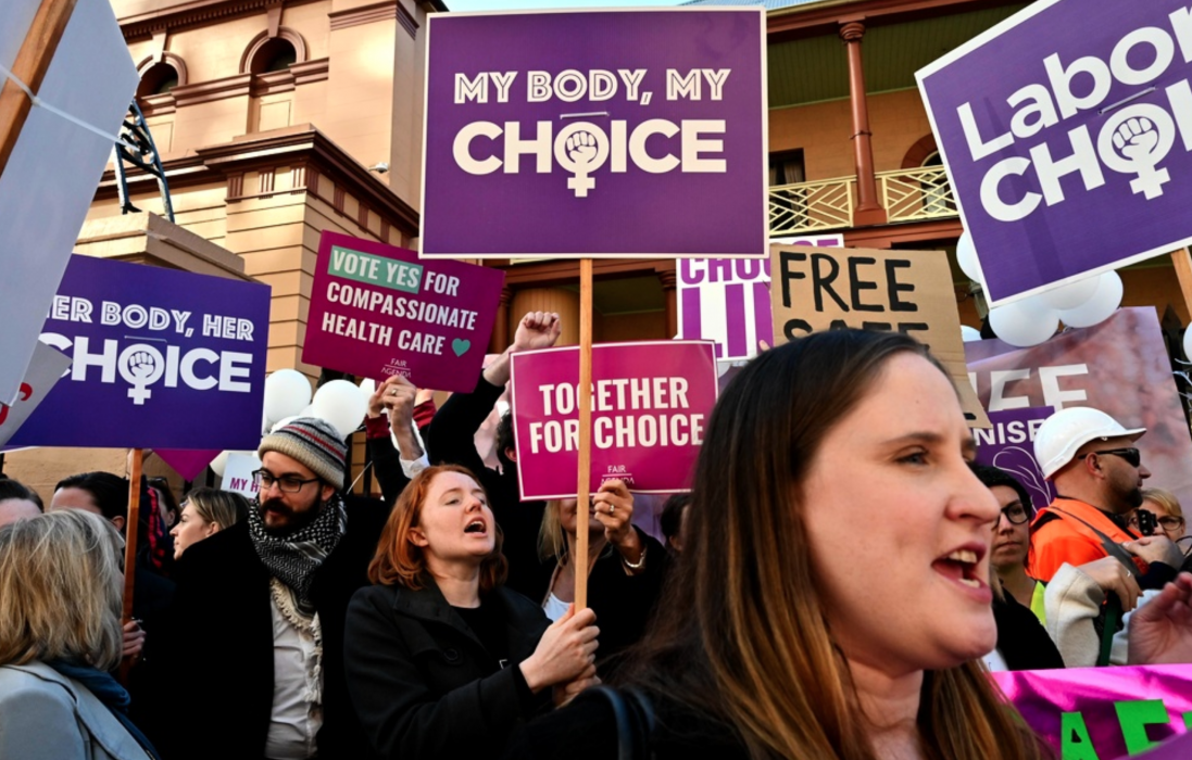 Foto: SAEED KHAN/AFP/TTDemonstrationer utanför delstatsparlamentet i Sydney i samband med att abortlagen debatterades i augusti.