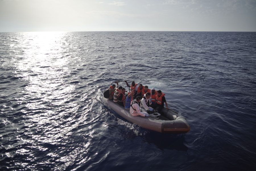 35 människor som flytt Libyen fick tillåtelse att tas i land på Malta, från Läkare utan gränsers och SOS Mediteranees fartyg Ocean Viking i september.