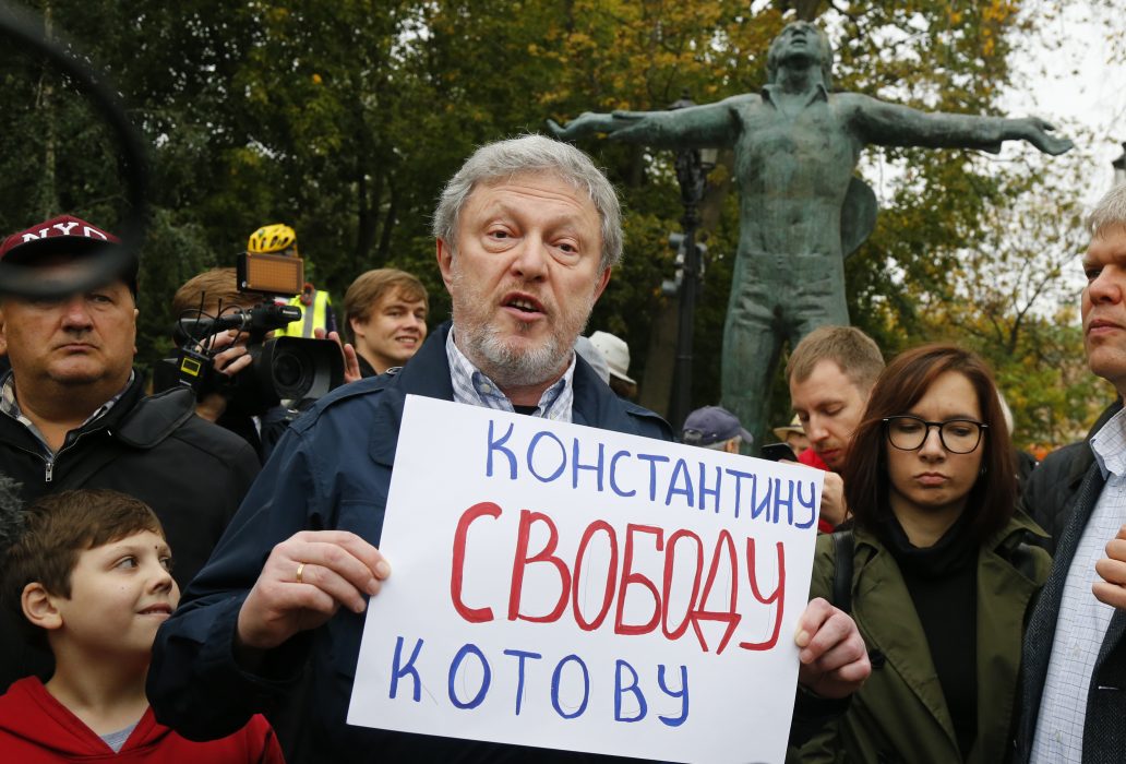 En demonstrant i Moskva kräver att aktivisten Konstantin Kotov släpps fri.