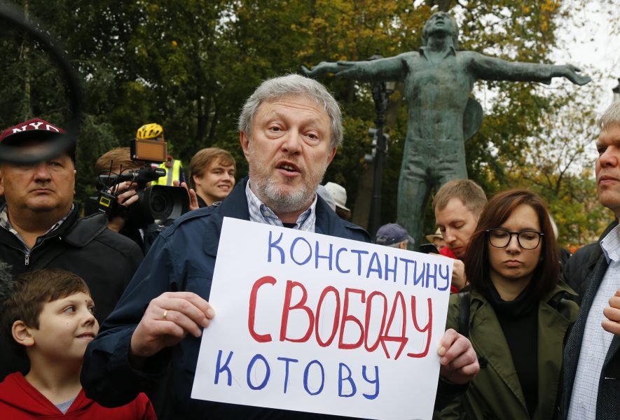 En demonstrant i Moskva kräver att aktivisten Konstantin Kotov släpps fri.