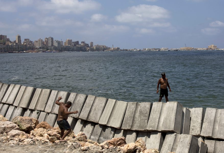 Cementblock placeras ut för att hindra det stigande havet i Alexandria, Egypten.