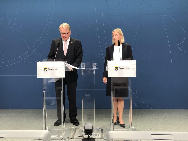 Finansminister Magdalena Andersson (S) och försvarsminister Peter Hultqvist (S) presenterar finansieringen av de ökade anslagen till försvaret.