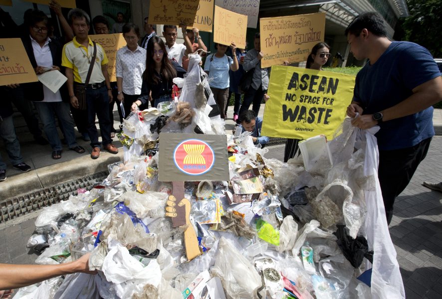 Aktivister har samlat in plast och elskrot och dumpat utanför utrikesministeriet i Bangkok.