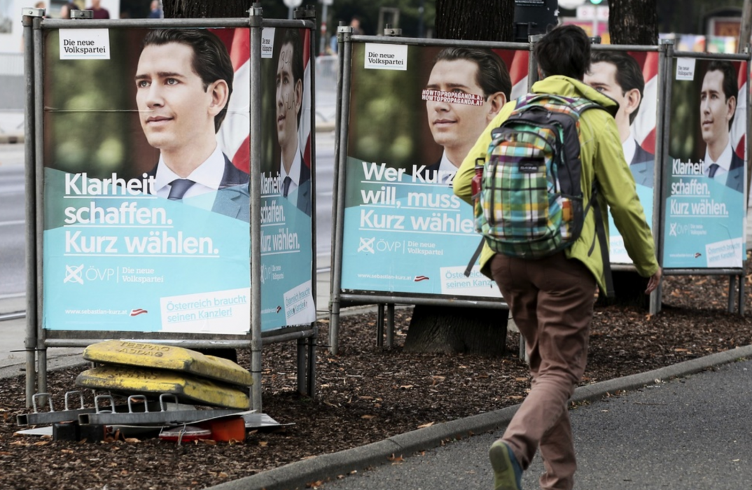 Foto: Ronald Zak/AP/TTValaffischer med Sebastian Kurz i Wien.