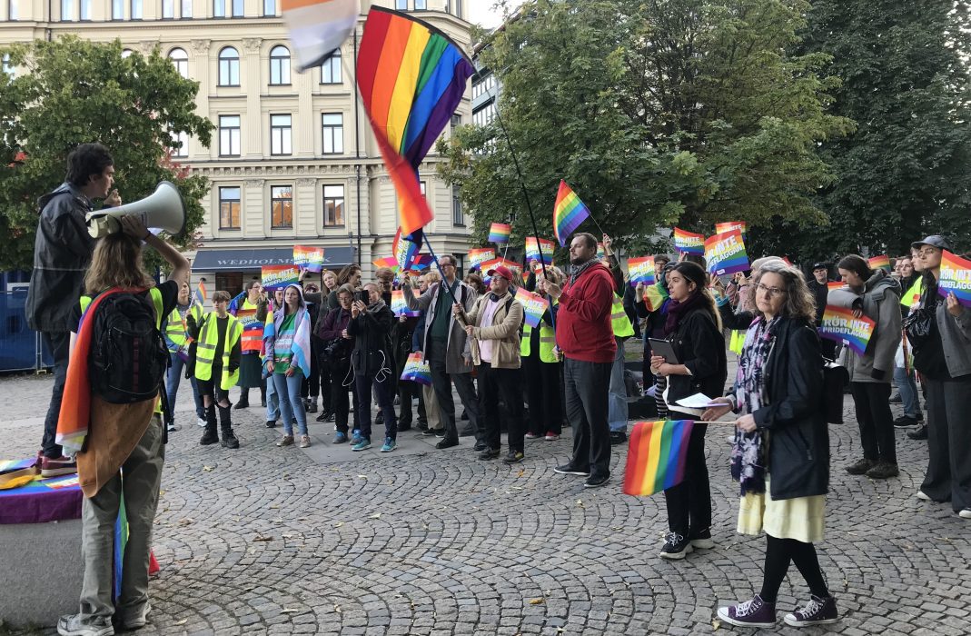 Ett hundratal personer samlades på Raoul Wallenbergs torg under torsdagkvällen, för att markera mot att Sölvesborgs kommunhus inte längre sätter upp regnbågsflaggan.