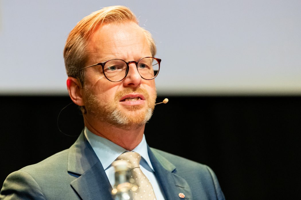 Inrikesminister Mikael Damberg (S) har bjudit in alla partier utom SD till samtal om gängvåldet.