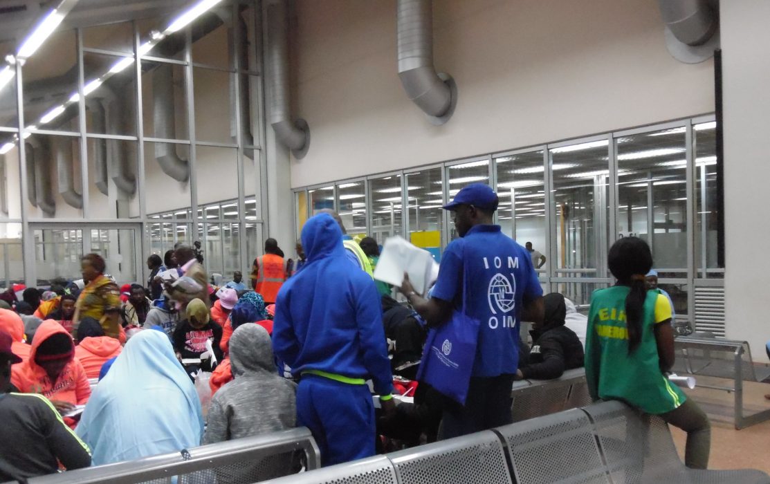 Personal vid Internationella migrationsorganisationen, IOM, registrerar hemvändande migranter på flygplatsen Yaoundé Nsimalen Airport i Kamerun.