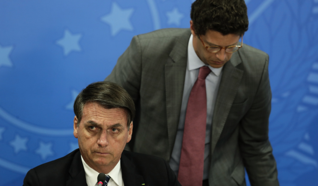 Brasiliens president Jair Bolsonaro (till vänster) tilllsammans med miljöminister Ricardo Salles.