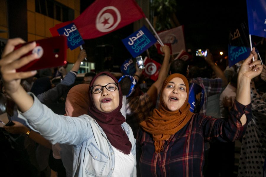 Supportrar till islamistpartiet Ennahada firar segern.