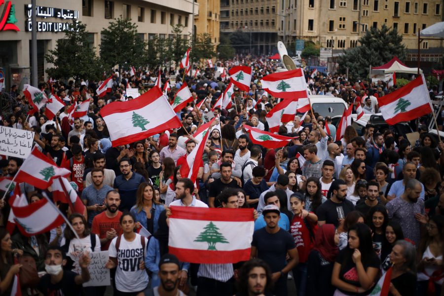 Regeringskritiska demonstranter i Libanons huvudstad Beirut på lördagen.