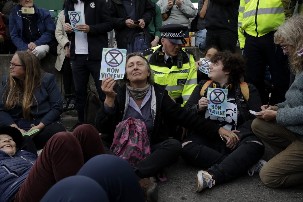 Nätverket Extinction Rebellion genomför en mängd aktioner genom civil olydnad under två veckor.