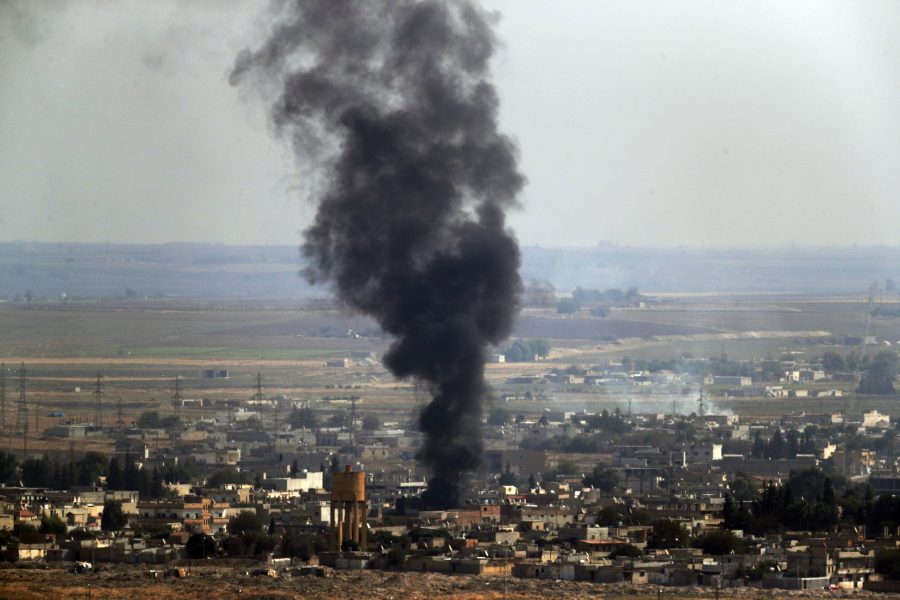 Rök stiger från syriska Ras al-Ayn efter beskjutning från turkiskt håll.