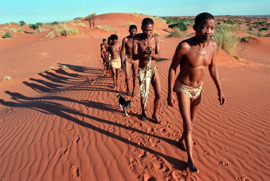 Urfolket Khomani går på stigar de gjort i tusentals år i Kalahari-öknen.
