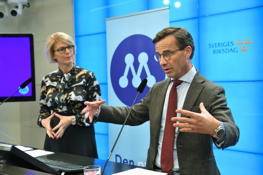 Moderaternas ekonomisk-politiska talesperson Elisabeth Svantesson och partiledaren Ulf Kristersson (M) presenterar partiets skuggbudget i riksdagen.