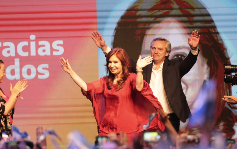 Cristina Fernández de Kirchner och Alberto Fernández jublar på valvakan natten till måndagen.