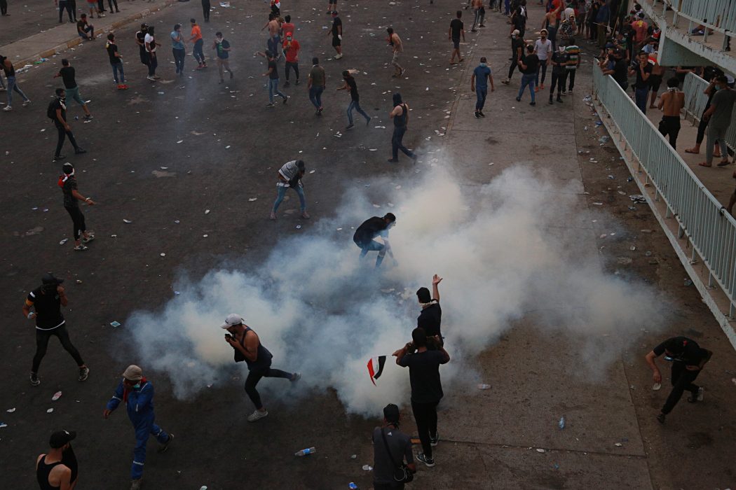 Irakiska säkerhetsstyrkor skjuter tårgas mot protesterna i Bagdad, 2 oktober.