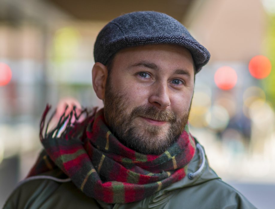 Erik Hansson disputerade vid Uppsala universitet med avhandlingen "Det känns fel", där han studerade samhällets reaktioner på tiggande EU-medborgare i Sverige.