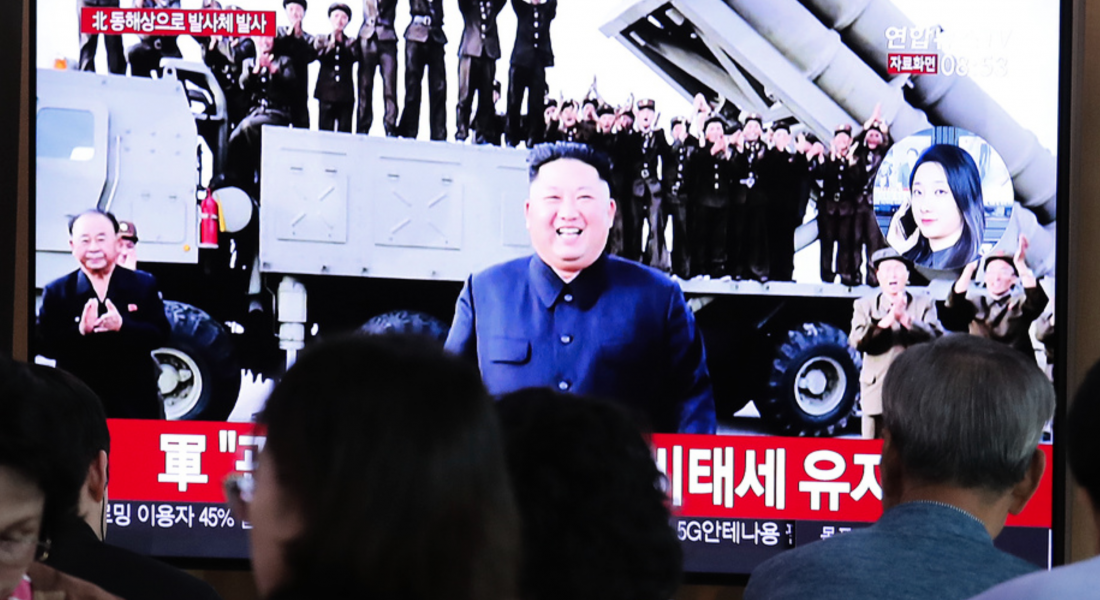 Foto: Ahn Young-JoonEn nyhetssändning, med arkivbilder på Nordkoreas diktator Kim Jong-Un, om onsdagens robotuppskjutning.