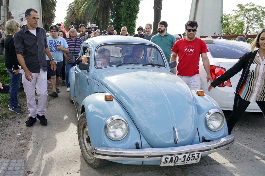 Uruguays förre president Jose Mujica anländer för att rösta i Montevideo under söndagen.