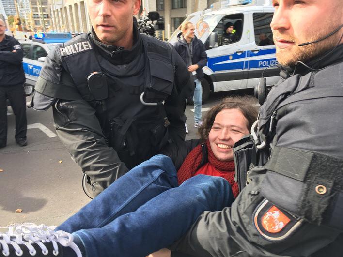 XR-aktivisten Juno Westerman, 23, från Uppsala, lyfts iväg av tysk polis.