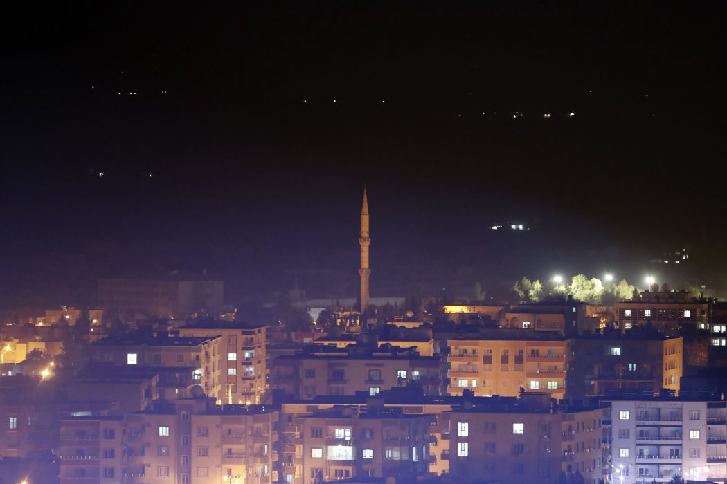 Bild från den turkiska staden Ceylanpinar, nära gränsen till Syrien, strax före tidpunkten då tidsfristen för de kurdiska styrkorna att lämna området löpte ut på tisdagskvällen.