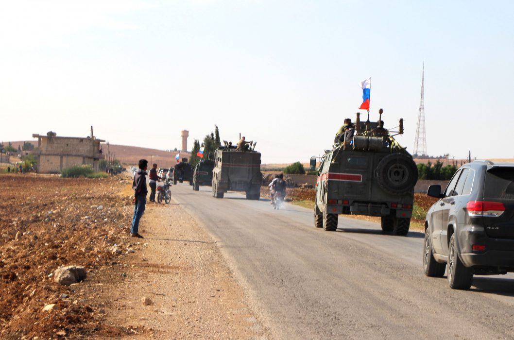 Ryska styrkor patrullerar gränsområdet vid Kobani i Syrien.