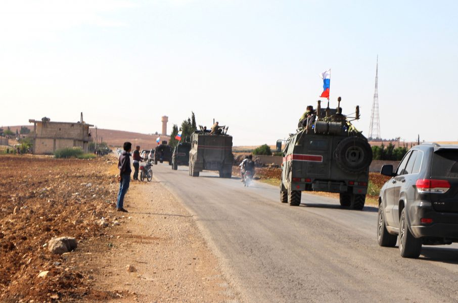 Ryska styrkor patrullerar gränsområdet vid Kobani i Syrien.