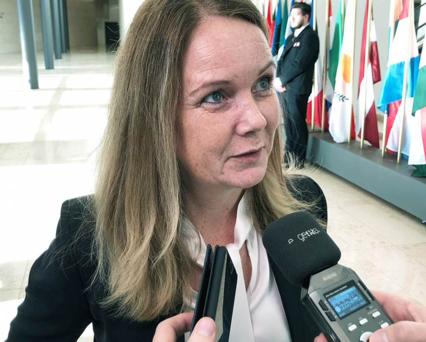 Landsbygdsminister Jennie Nilsson (S) på väg in till EU:s jordbruks- och fiskeministermöte i Luxemburg.