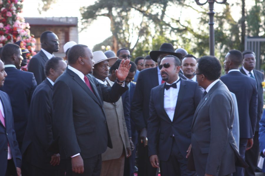 I fredags meddelades att Etiopiens premiärminister Abiy Ahmed (i mitten, med solglasögon) tilldelas Nobels fredspris.