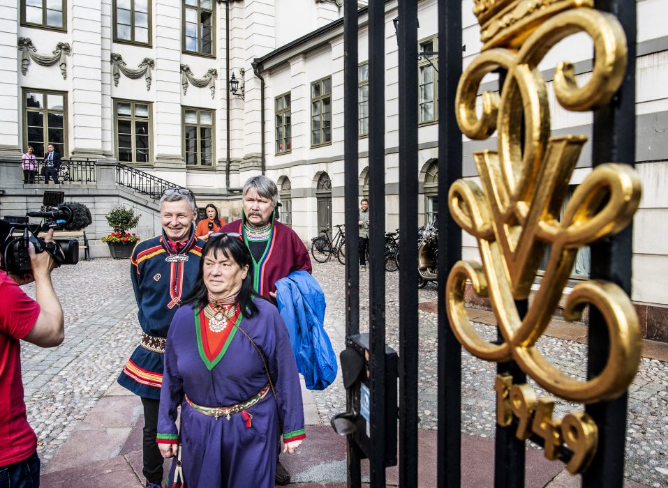 Britt Sparrock, Per-Olof Nutti och Anders Kråik från sametinget, vid den första förhandlingsdagen i Högsta domstolen.