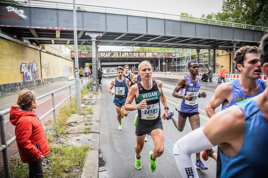 När Klas Johansson springer Berlin marathon är hans veganbudskap synligt både för publiken och i tevesändningarna.