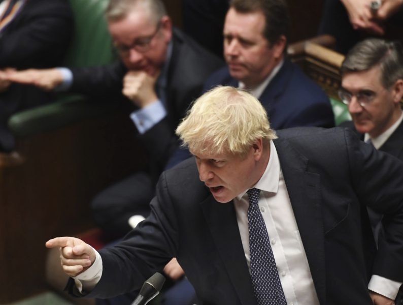 Boris Johnson under en debatt i House of Commons.