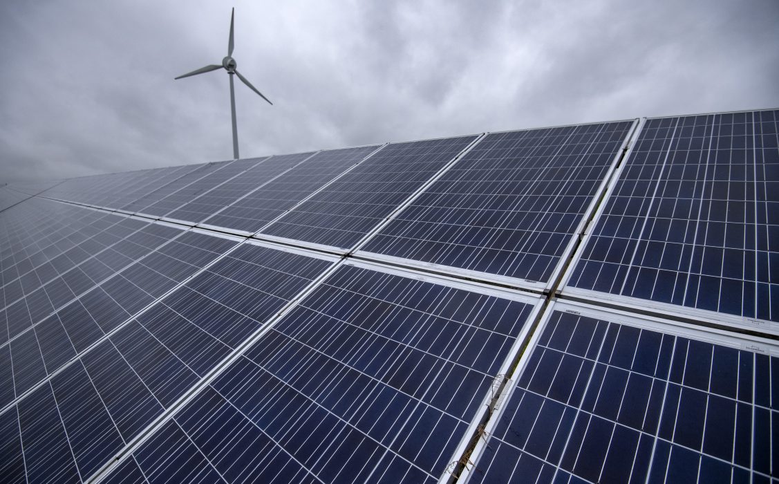 Packade lager på lager till containerstorlek skulle de nya batterierna kunna lagra ström från vindkraftsparker och solcellsanläggningar.